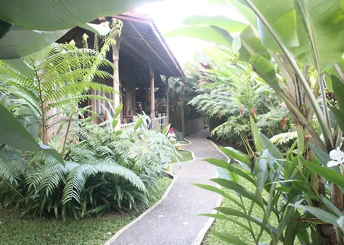 Puri Kayu Cottages ホリデーパーク 2*